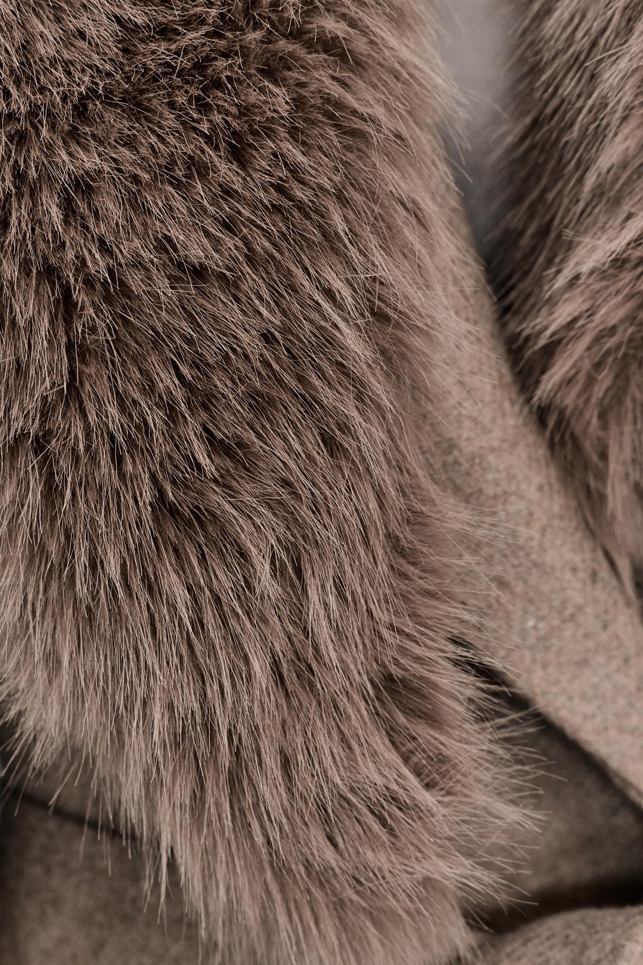 CASACO COM LÃ, LAPELA COM EFEITO DE PELO E CINTO