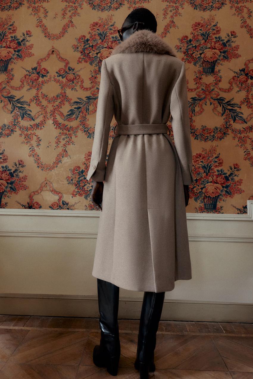 CASACO COM LÃ, LAPELA COM EFEITO DE PELO E CINTO