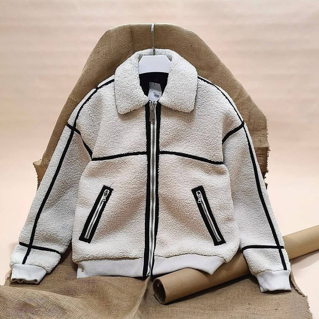 CASACO COM EFEITO DE PELO ENCARACOLADO EM CONTRASTE